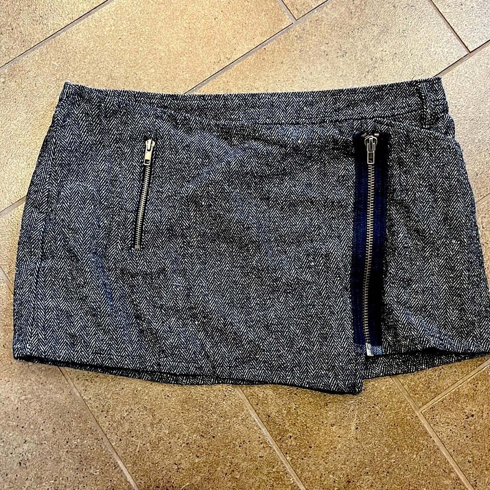 Vintage Guess miniskirt size 32 waist (size 12), black/white, fully unzips